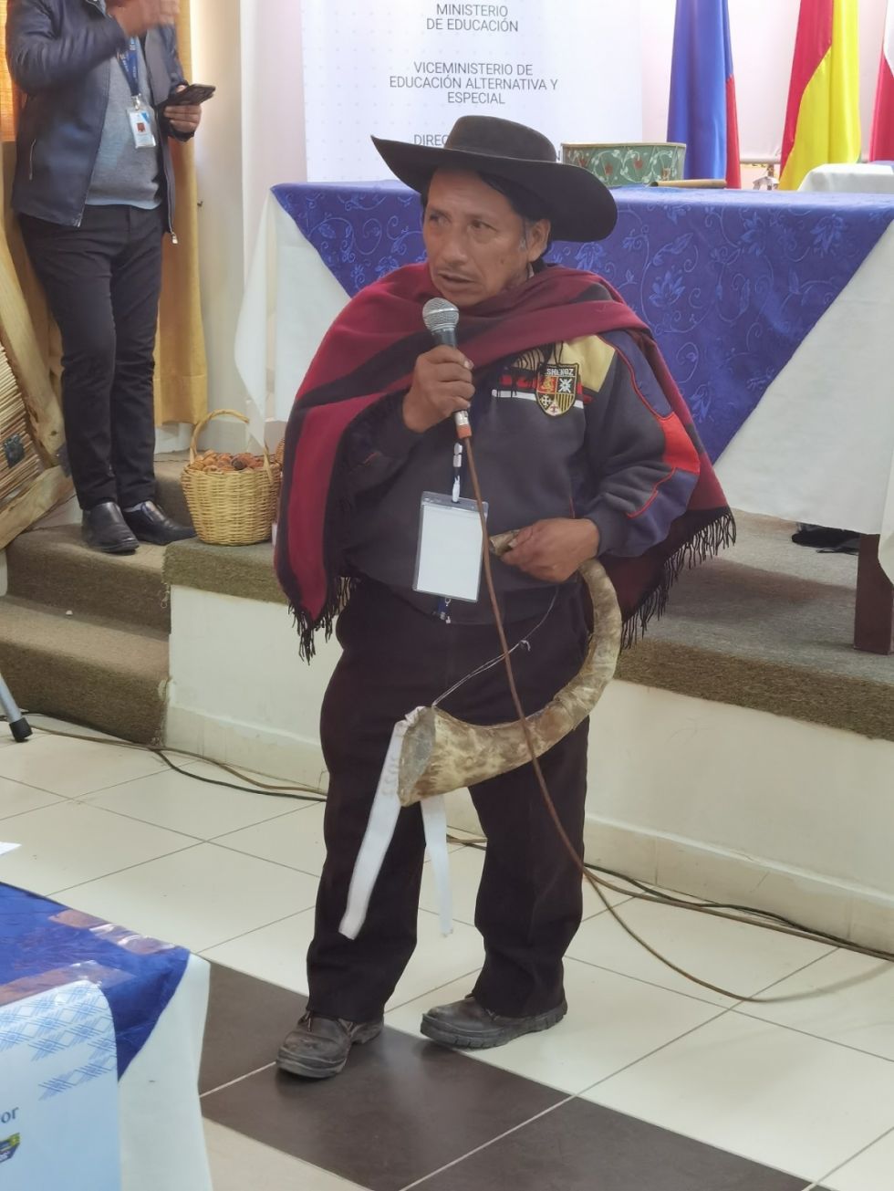 Empuñando el cuerno de la caña