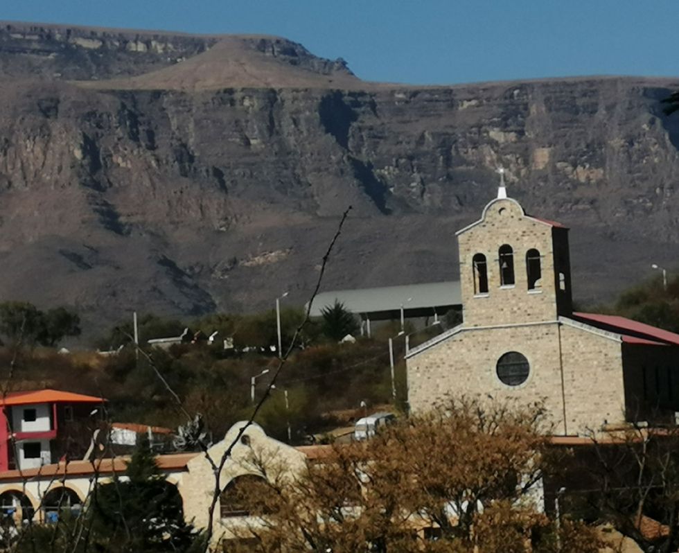 La Iglesia de Chaguaya y los característicos cerros que la circundan. 