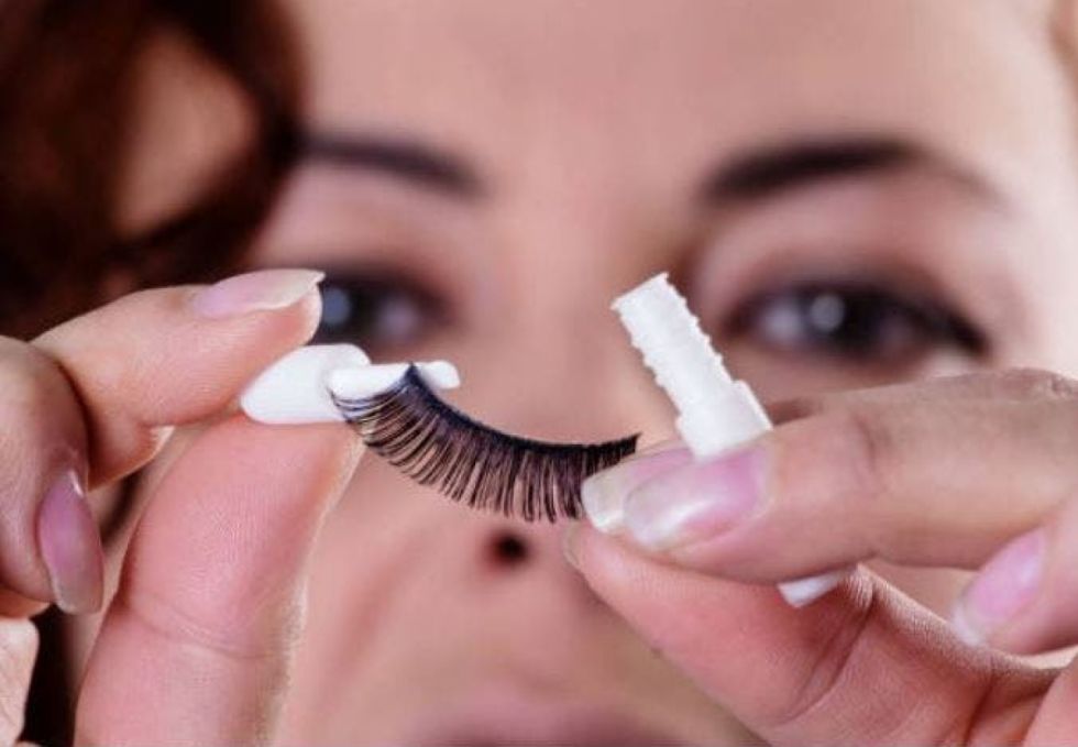 El uso de pestañas cosméticas y los riesgos de afección ocular