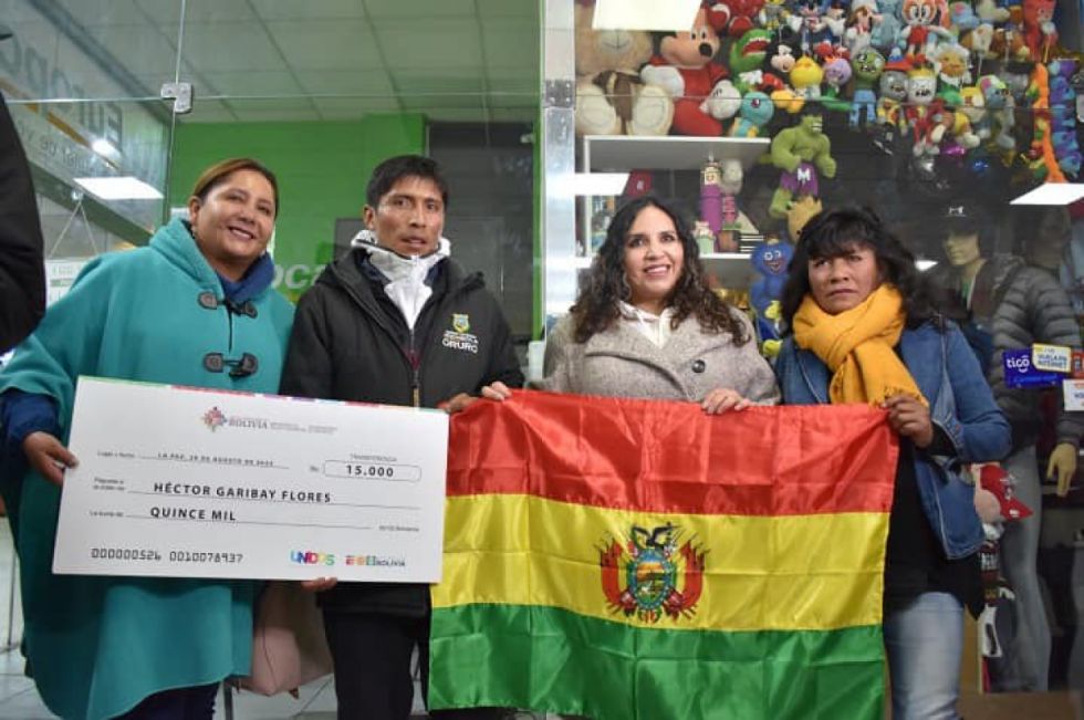 Gobierno entrega incentivo económico a Garibay tras su triunfo en Ciudad de México