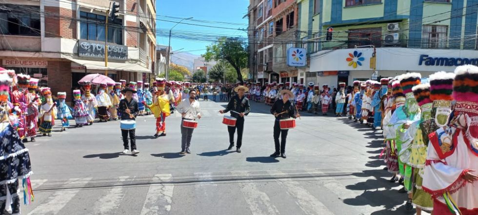 Promesantes y feligreses acompañan la procesión de San Roque en Tarija (Videos)
