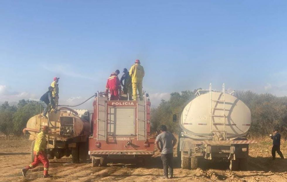 Cisternas transportaron agua para sofocar el fuego