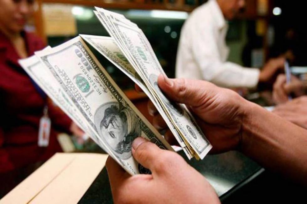 Vuelve a retroceder el dólar