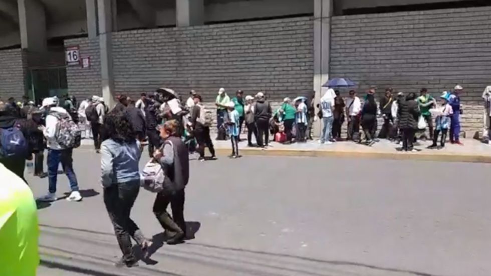 Bolivia-Argentina: Las filas para ingresar al Hernando Siles