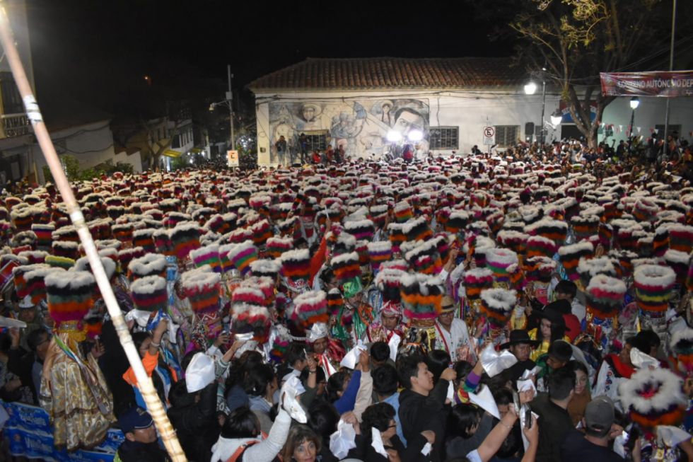 Miles de chunos se congregaron en puertas de la iglesia San Roque