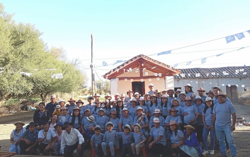 La familia Albornoz Yelma junto a amigos de la comunidad que ayudan a mantener viva la fiesta de la Virgen de Guadalupe