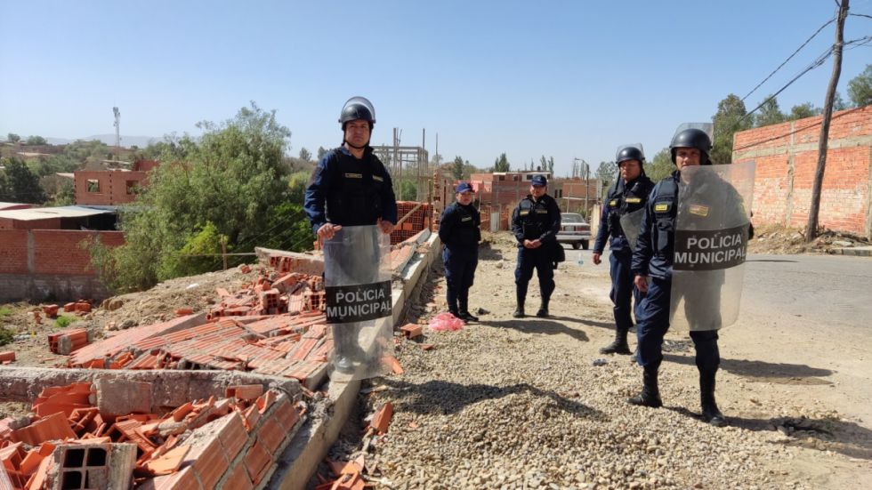 Alcaldía demuele construcción  clandestina en el barrio Los Álamos