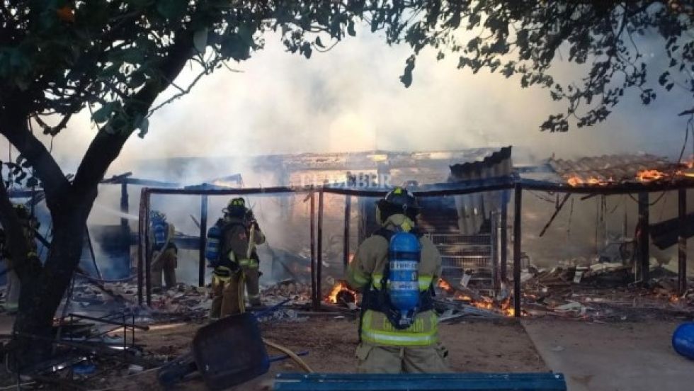 Santa Cruz: Incendio devora más de 10 puestos de venta de flores en el cementerio La Cuchilla