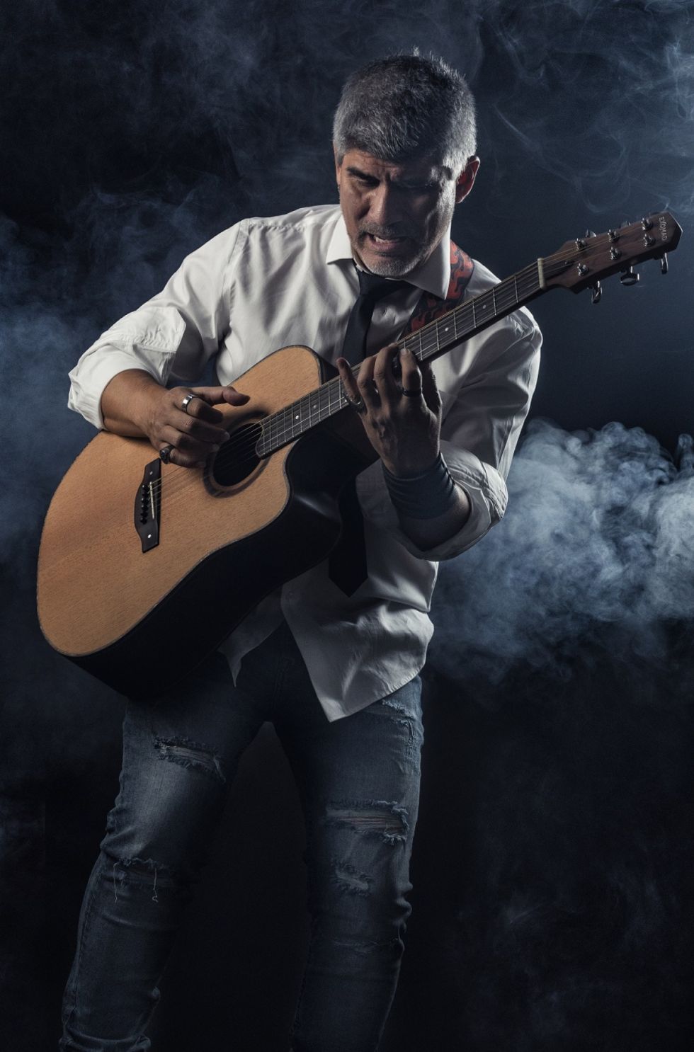 Piraí con su nueva guitarra electroacústica Exomad, por Alejandro Paku Céspedes. 
