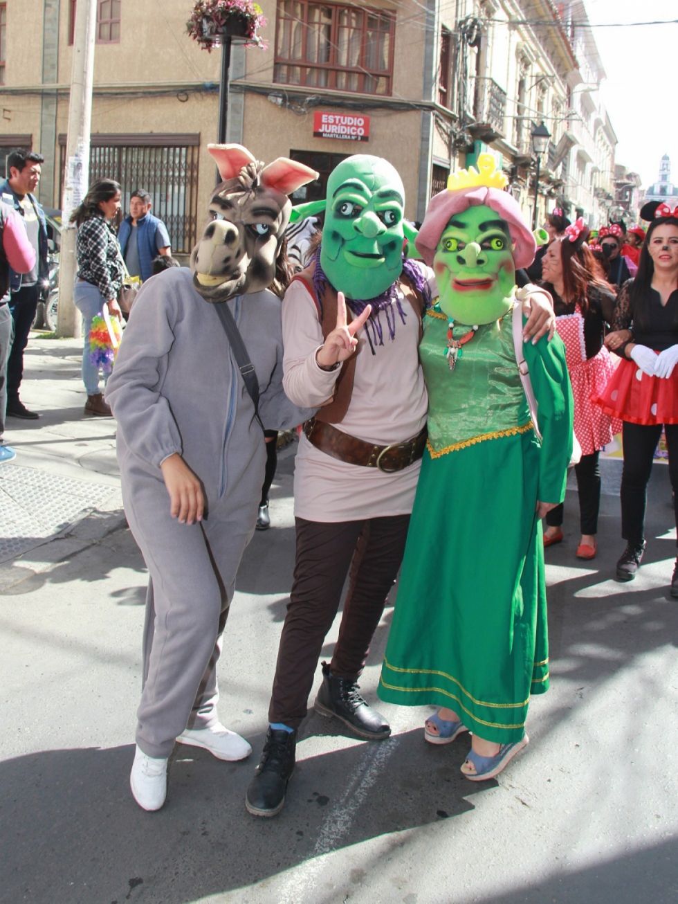 Divertidos personajes toman las calles.