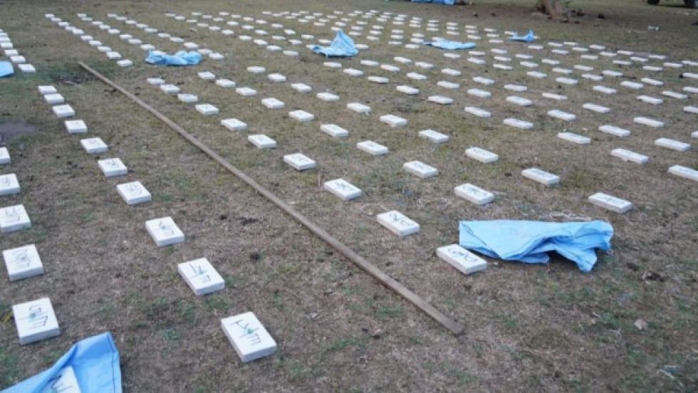 Encuentran 600 ladrillos de cocaína y aprehenden a dos extranjeros en una hacienda en Beni