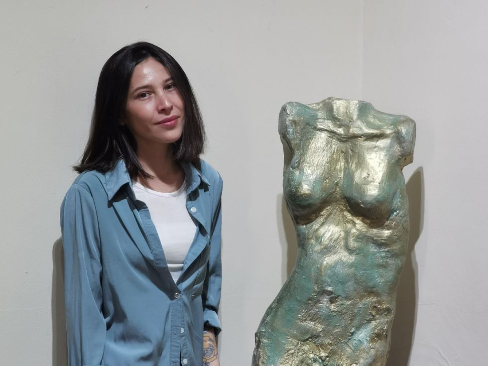 La escultora Carolina Lema con una de sus obras. 
