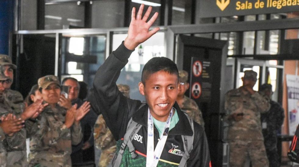 El atleta Brayan Choque retorna a Bolivia y es recibido con honores tras ganar oro en Colombia