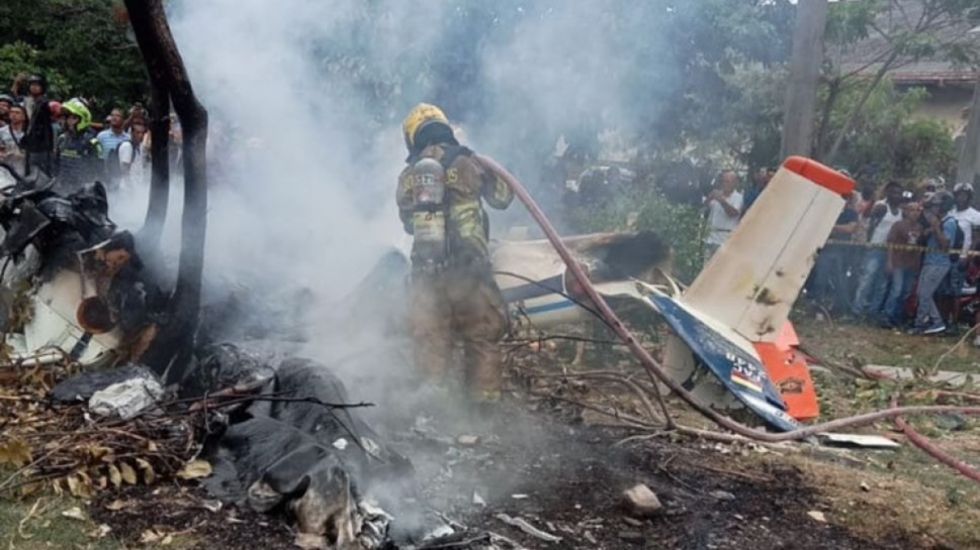 Se estrella una avioneta de la Fuerza Aérea Colombiana en una calle de la ciudad de Cali