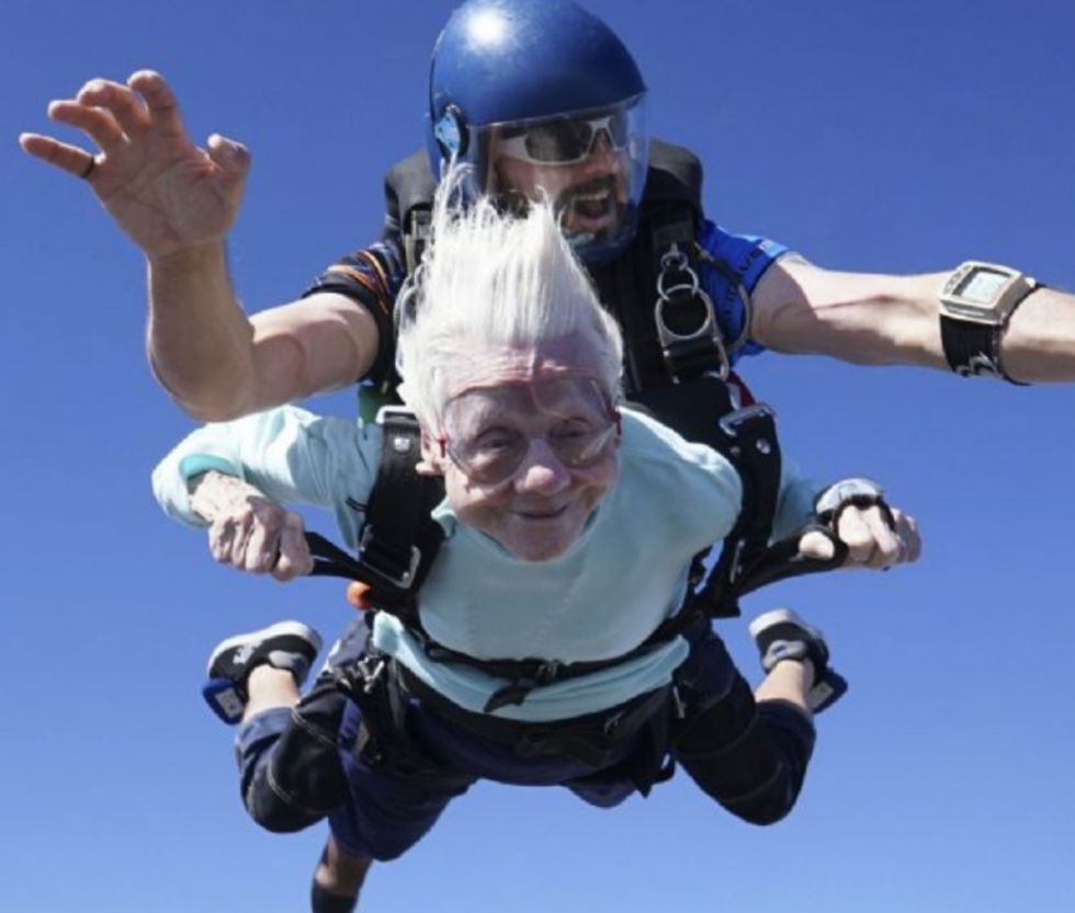 Mujer de 104 años bate récord Guinness tras lanzarse en paracaídas