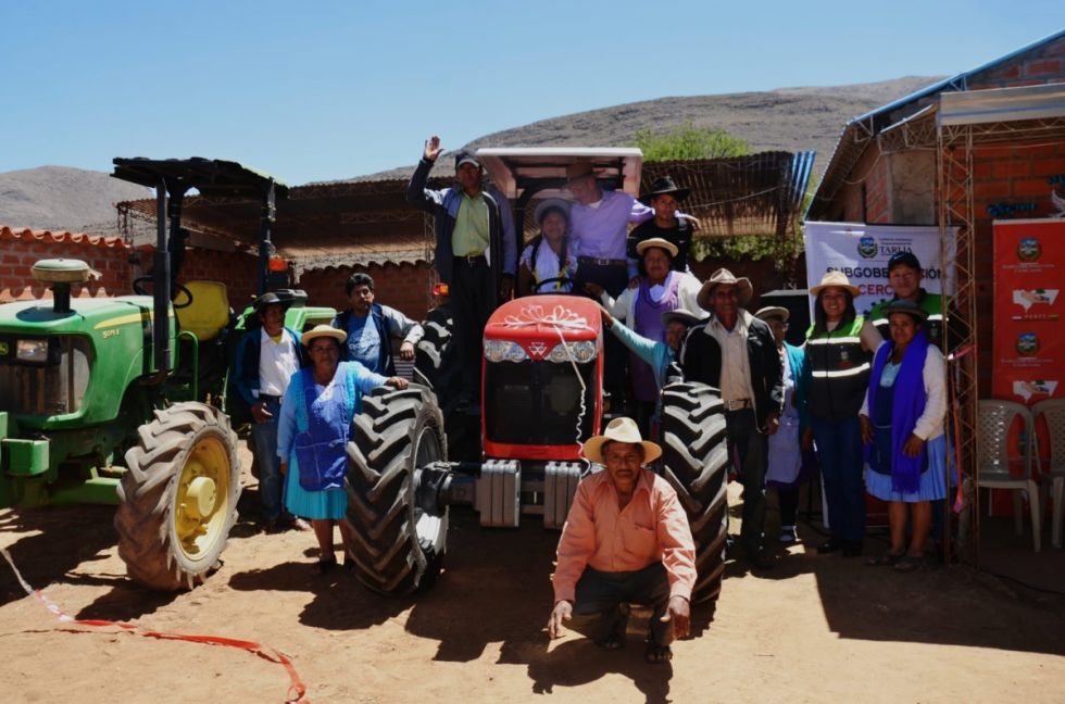 Comunarios de Jaramillo compran tractor con el Prosol