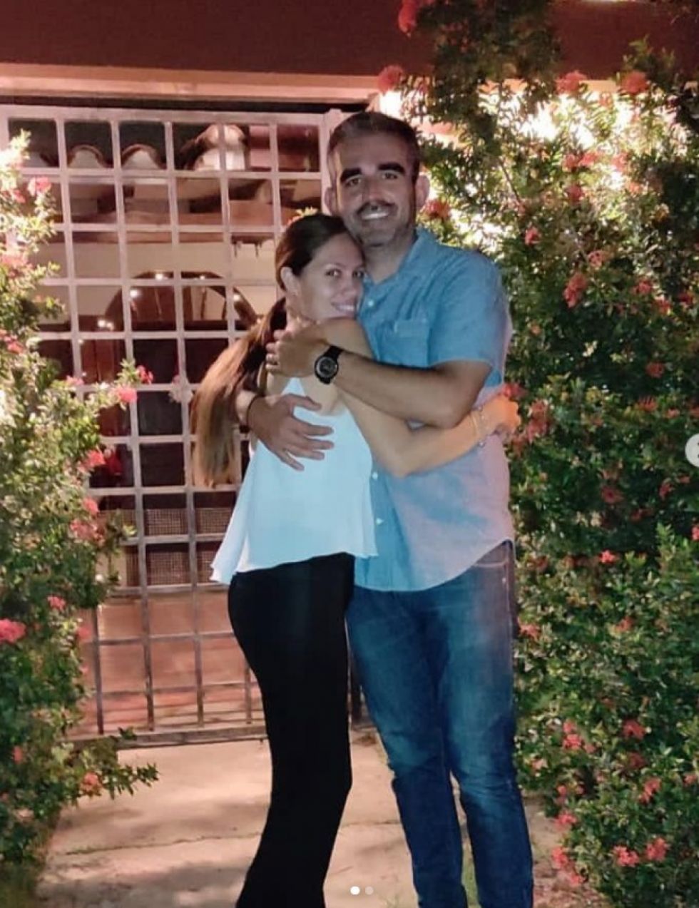 Mayra de los Ríos con su pareja