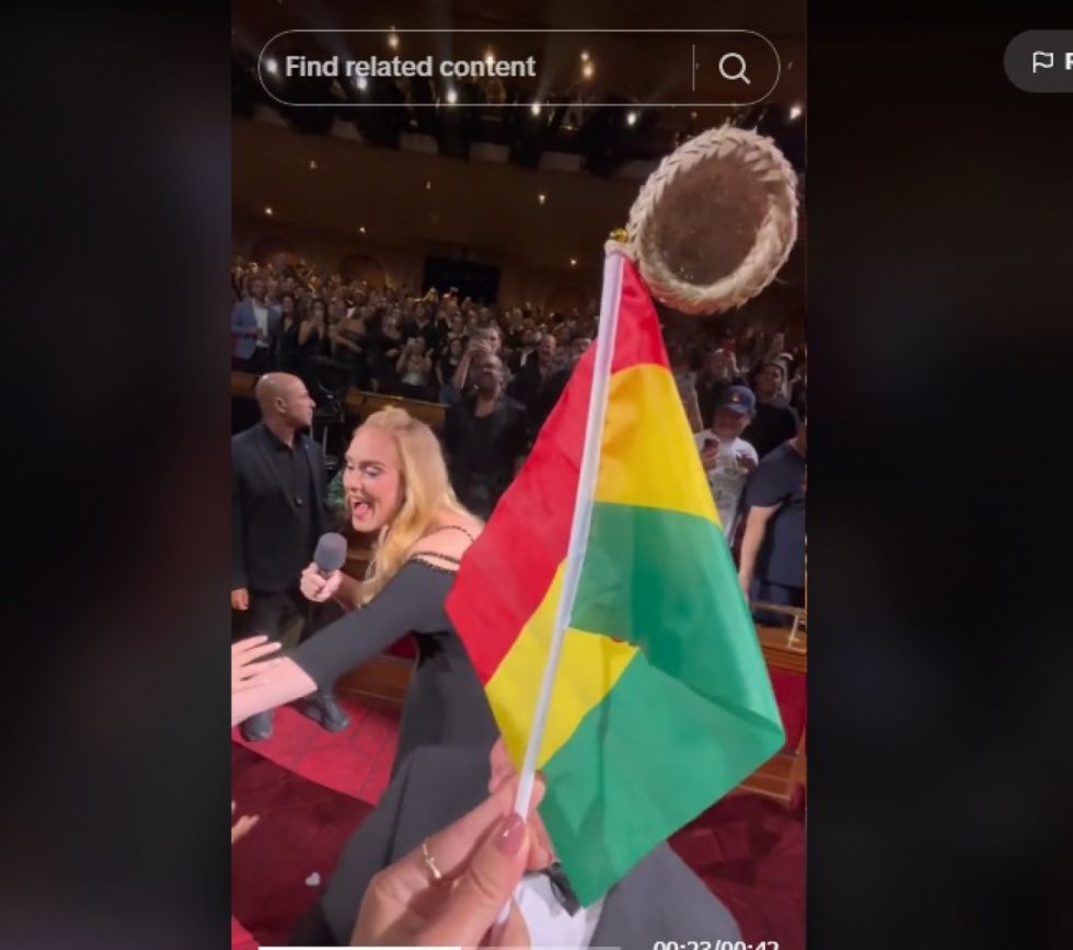 Adele recibe una bandera boliviana en pleno concierto