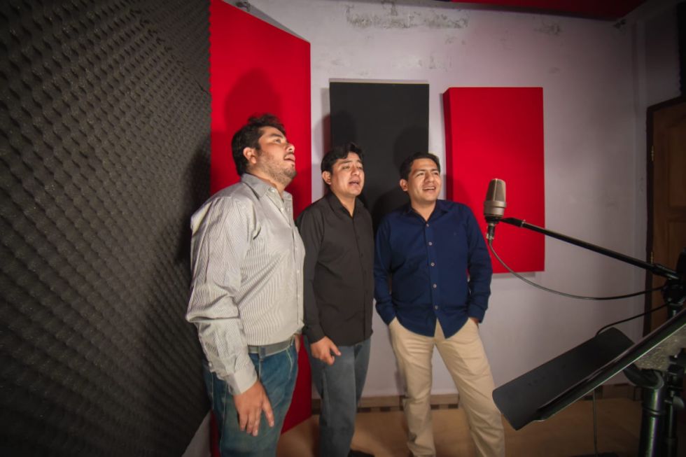 El trío en el estudio de grabación