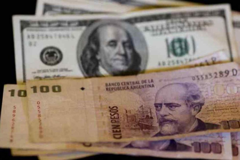 Economista advierte posible incremento del contrabando ante crisis de la moneda argentina 