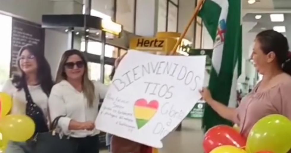 Llegan a Santa Cruz 12 turistas bolivianos que fueron evacuados desde Israel 