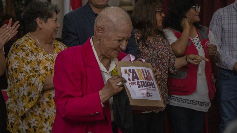 Alcaldía de Tarija dona 60 pelucas a pacientes con cáncer 