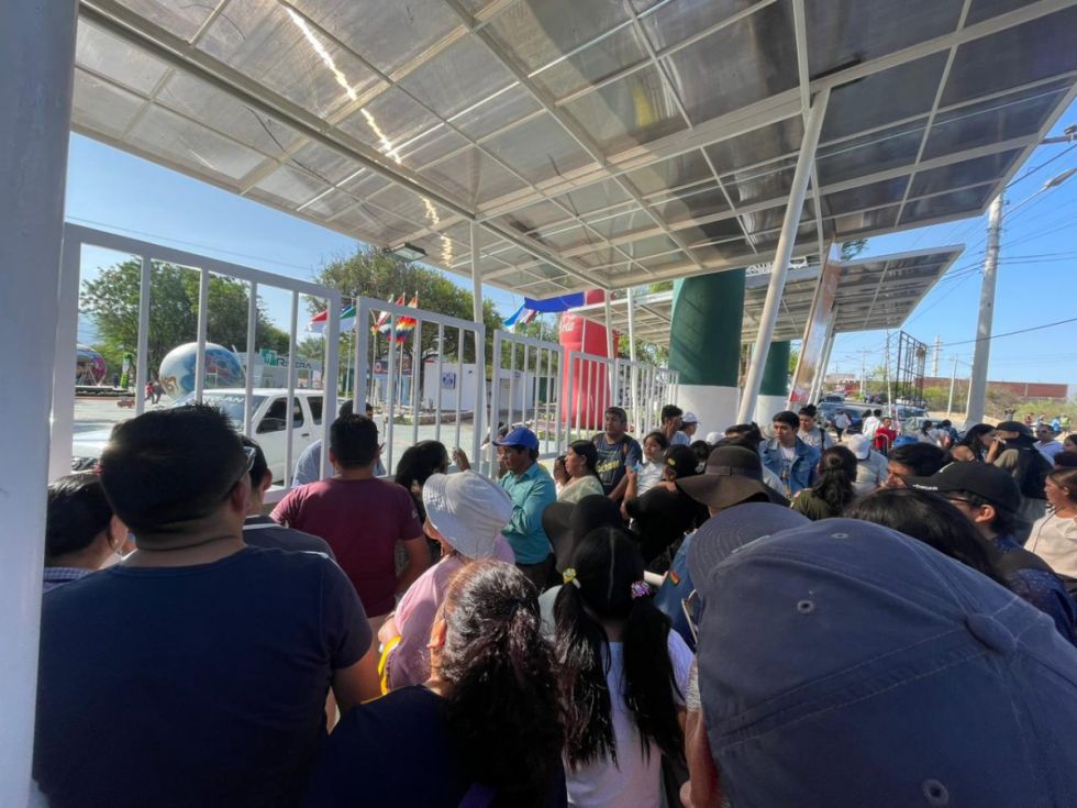 Los asistentes en puertas del Campo Ferial San Jacinto