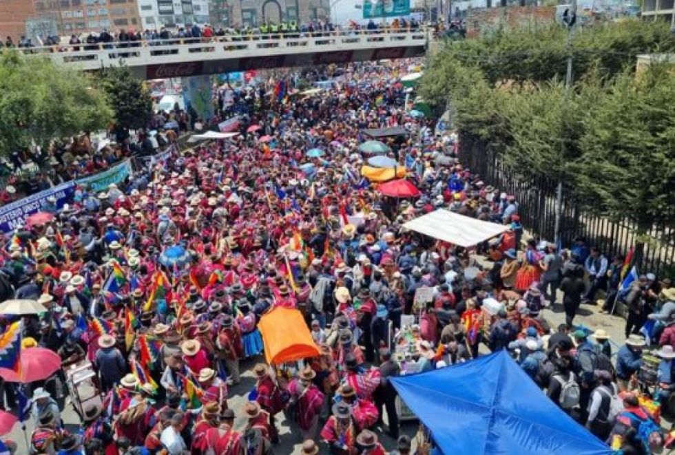 Miles de personas se dan cita en El Alto por el "cabildo del pueblo"