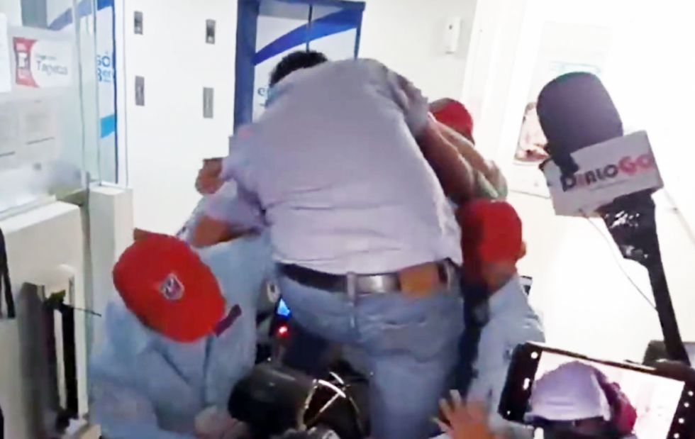 Se produce un altercado físico cuando diputado ‘evista’ pretendía verificar asistencia de funcionarios en ENTEL