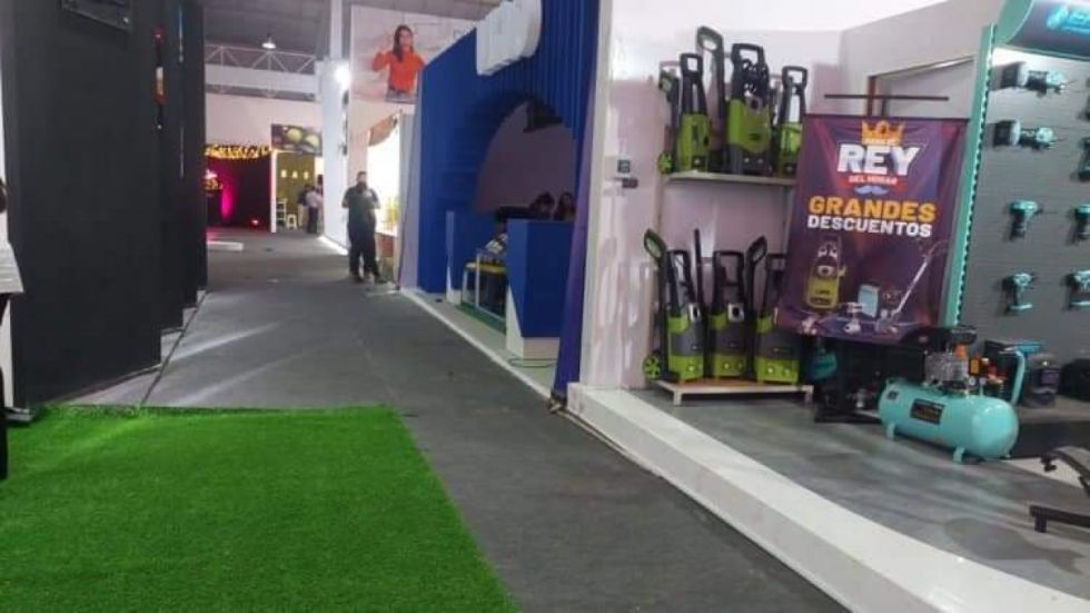 Stand de la Universidad UNO