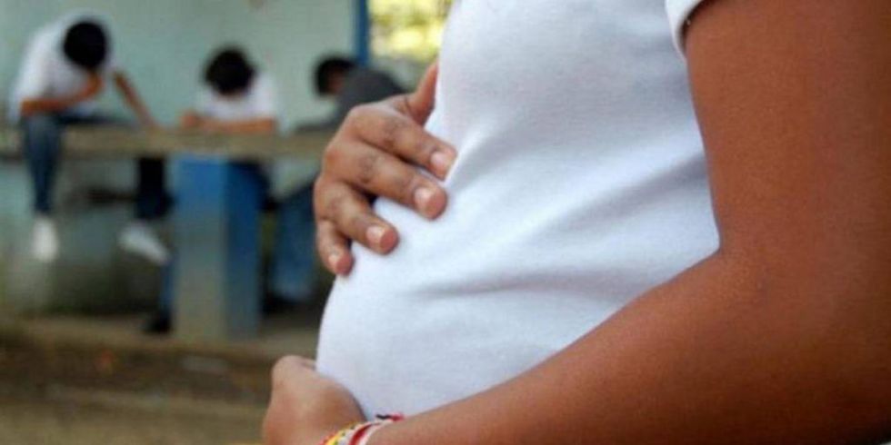 Niña de 13 años dio a luz a un bebé y su pareja de 19 años fue aprehendido por estupro