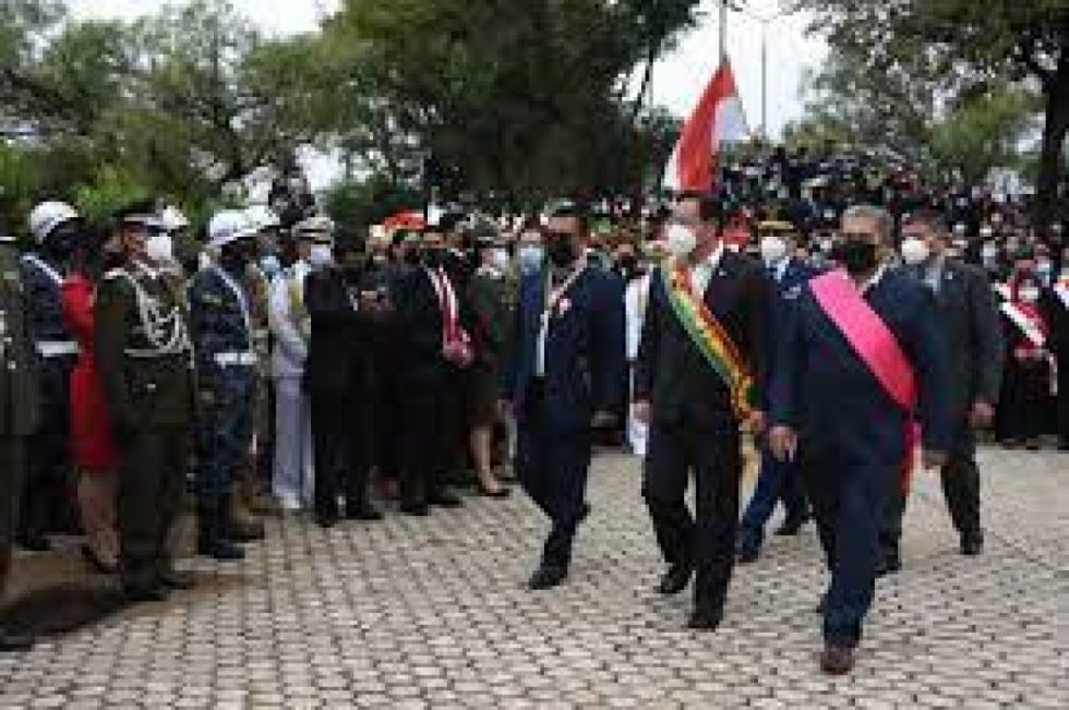 Luis Arce llegando al desfile