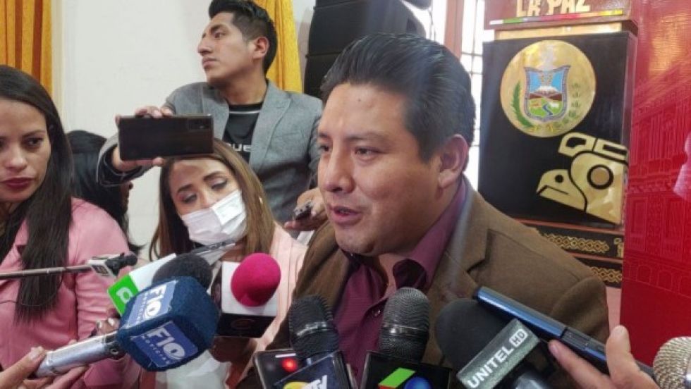Incendios: Santos dice que sólo tiene una cisterna y un helicóptero; pide ayuda a bomberos de Perú
