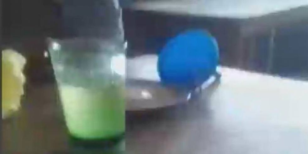 Un experimento de química en una escuela termina con una explosión y deja a una estudiante con quemaduras