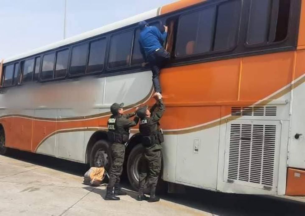 Pasajero se quedó dormido en un bus y al despertar en El Alto se dio cuenta que quedó encerrado