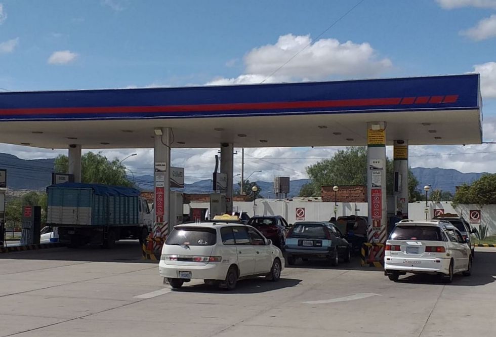 Falta de carburante en Bolivia y Argentina inquieta al transporte