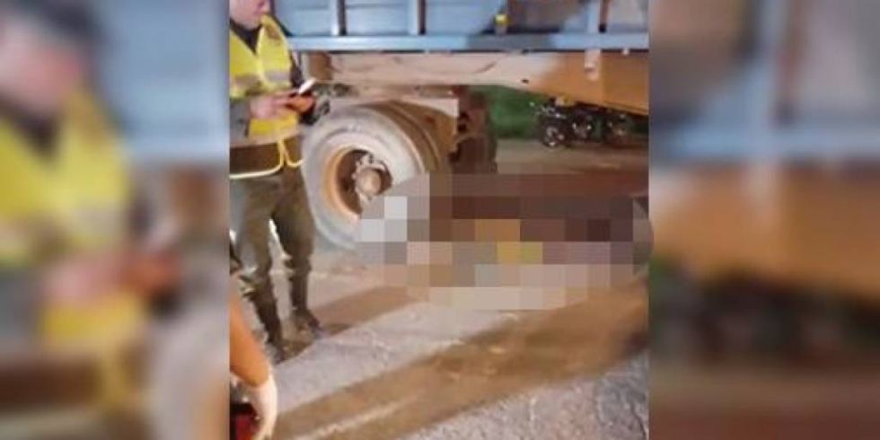 Mototaxista muere aplastado por un camión después de chocar contra otra moto en Montero