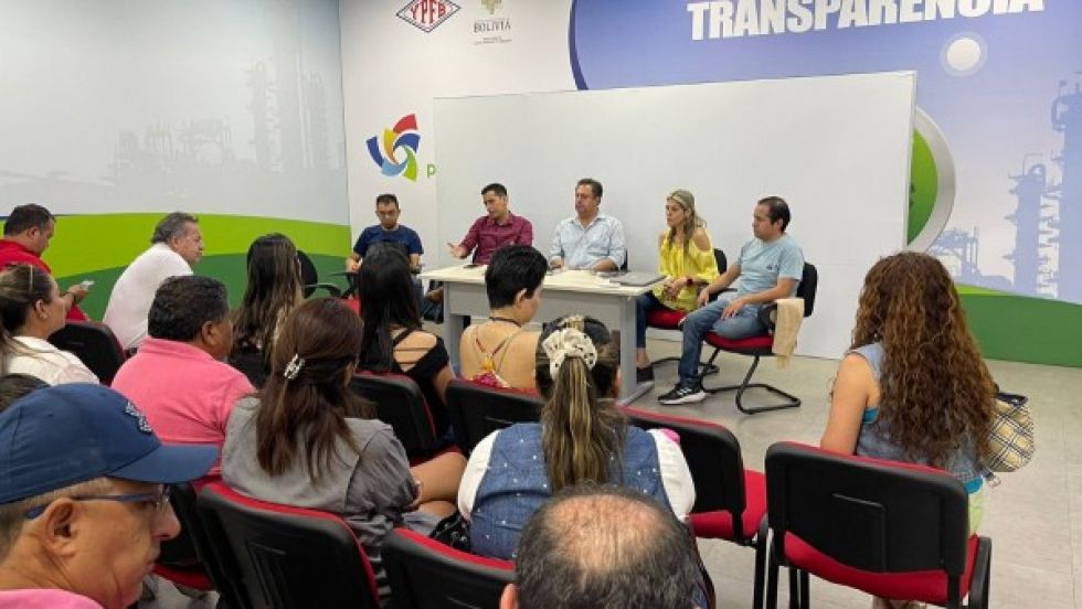 Cisterneros suspenden bloqueos en Santa Cruz y YPFB distribuirá carga entre oriente y occidente
