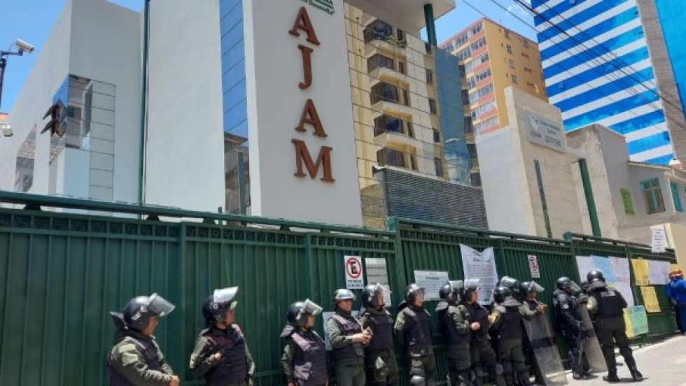 En dos días, auríferos destrozaron tres instituciones públicas; existen 7 detenidos
