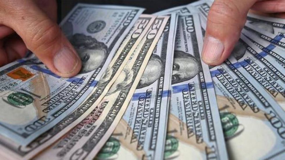  Gobierno sospecha que bancos proveen dólares al mercado negro