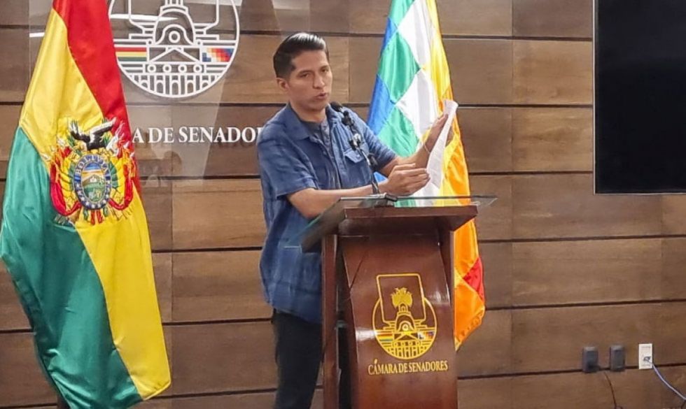 Acusan a Andrónico de “cruzar ríos de sangre” por la presidencia del Senado