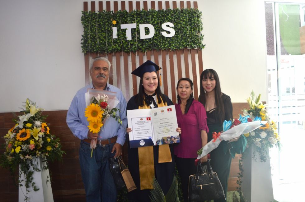 Paola Estrada junto a su familia