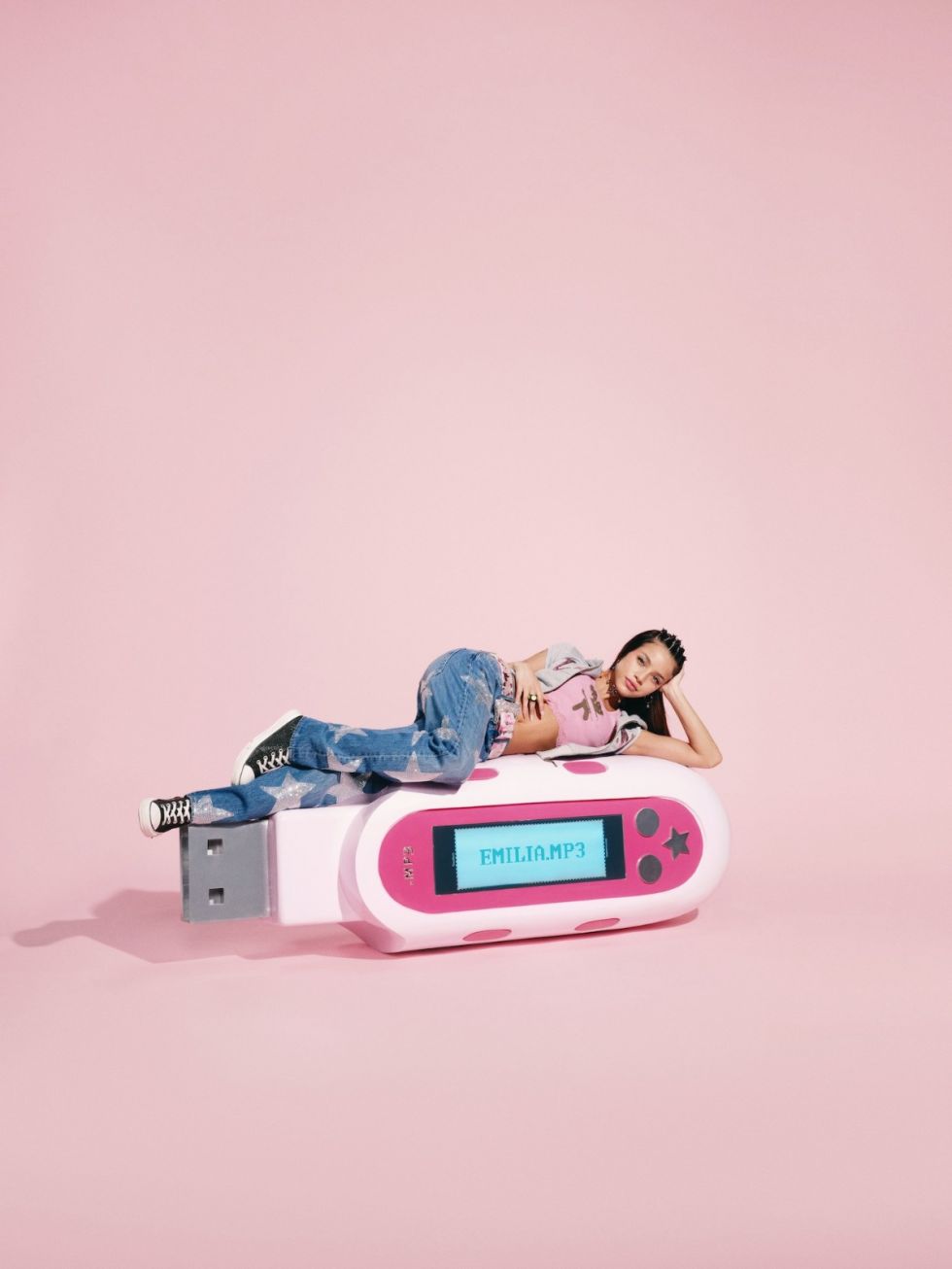 “.mp3”, el viaje retro de Emilia (VIDEOS)