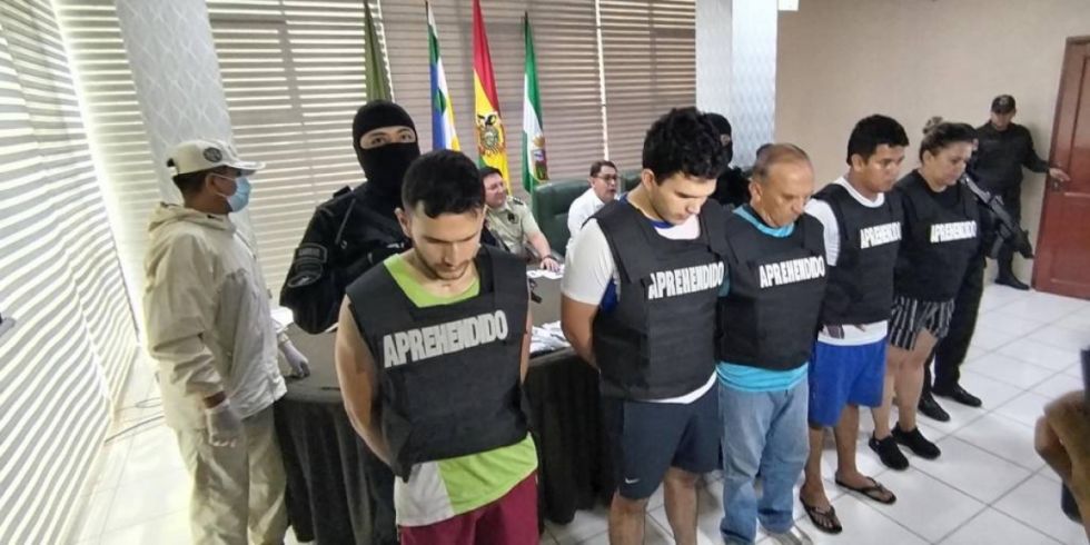 Aprehenden a cinco personas vinculadas al asesinato de un policía y un civil en Santa Cruz