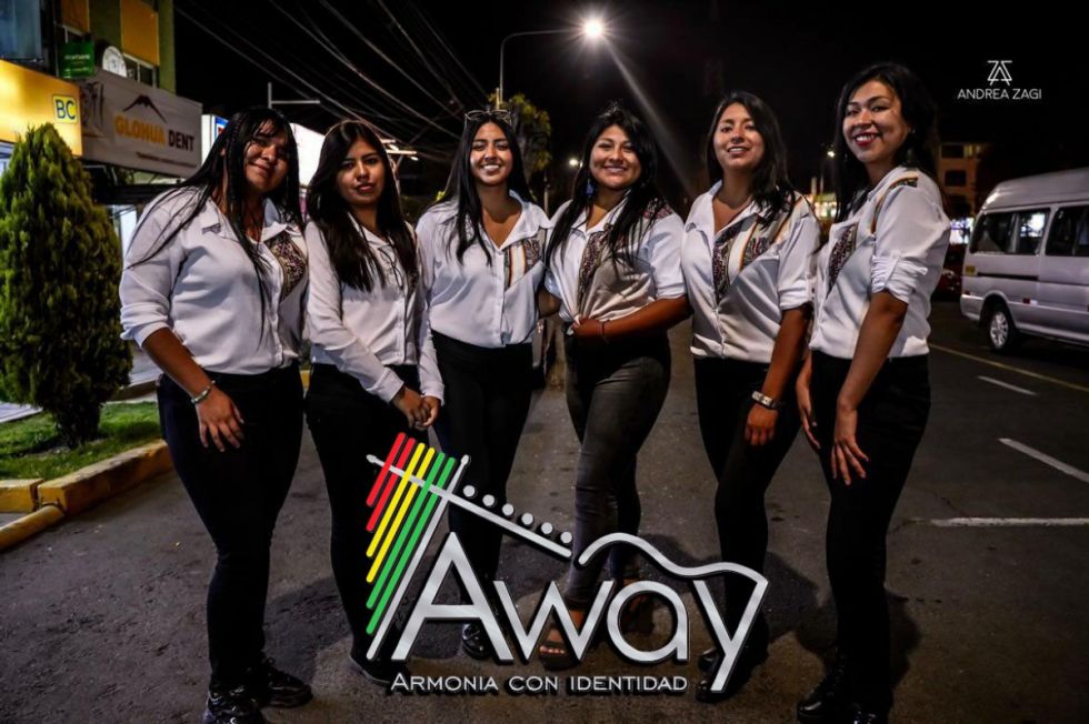 Away-Bolivia, música folclórica con voz de mujer