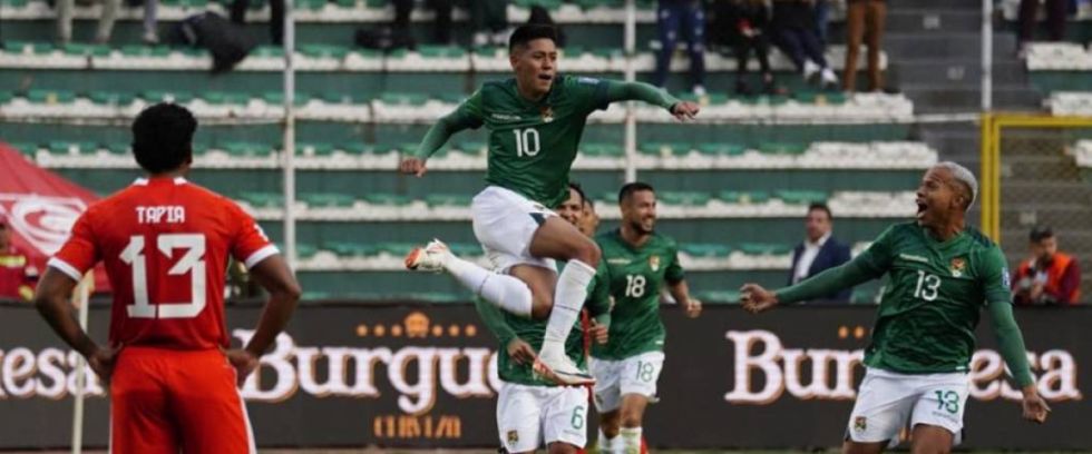 Bolivia logra su primera victoria en las Eliminatorias tras vencer a Perú por 2-0