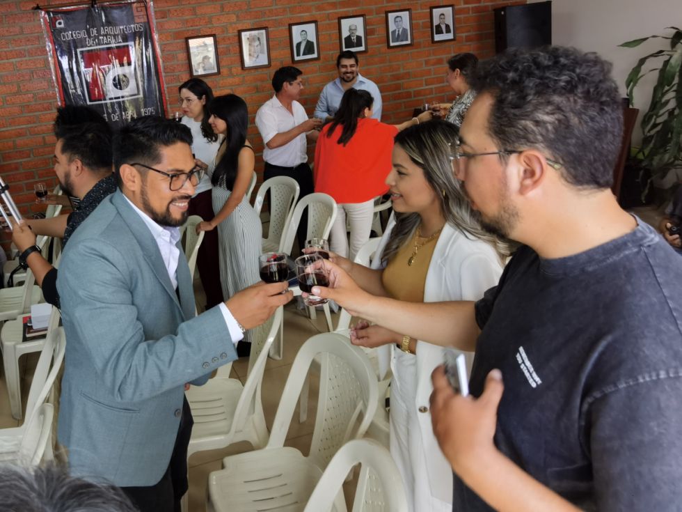 Jóvenes arquitectos tarijeños brindan