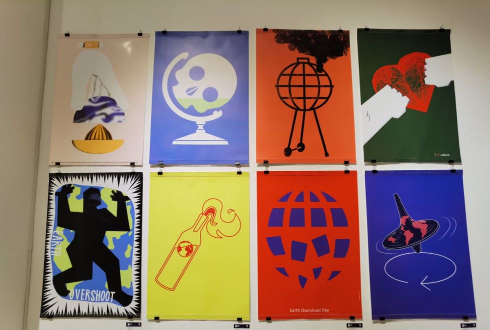Carteles acerca del sobregiro de la Tierra.