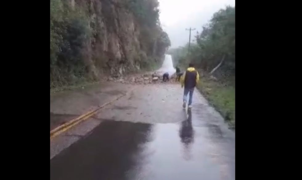 Derrumbe en carretera Tarija - Bermejo: pasajeros y conductores despejan la vía