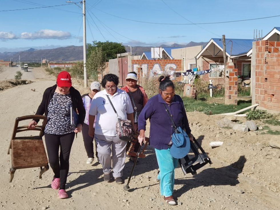 Las vecinas se trasladan de un hogar a otro para mirar los resultados del proyecto